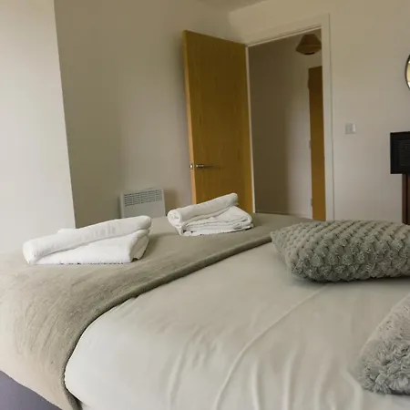 Manchester's Luxurious 2-bed Haven With Balcony - Canal Views & Proximity To United Апартаменты Манчестер