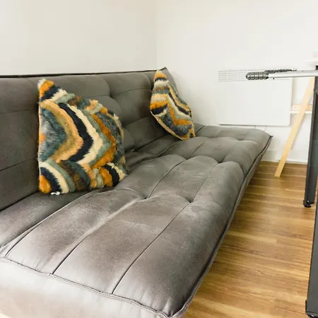 Апартаменты Manchester's Luxurious 2-bed Haven With Balcony - Canal Views & Proximity To United