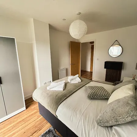 Manchester's Luxurious 2-bed Haven With Balcony - Canal Views & Proximity To United Апартаменты Манчестер