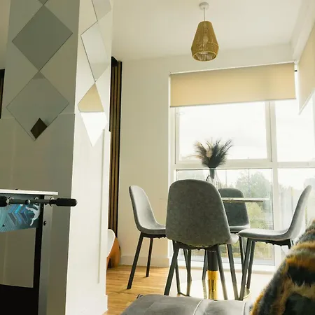 Manchester's Luxurious 2-bed Haven With Balcony - Canal Views & Proximity To United Апартаменты