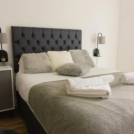 Апартаменты Manchester's Luxurious 2-bed Haven With Balcony - Canal Views & Proximity To United