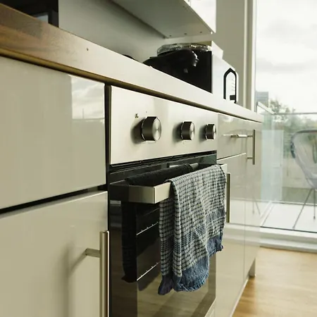 Апартаменты Manchester's Luxurious 2-bed Haven With Balcony - Canal Views & Proximity To United *