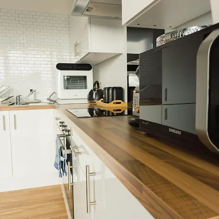 Manchester's Luxurious 2-bed Haven With Balcony - Canal Views & Proximity To United Апартаменты