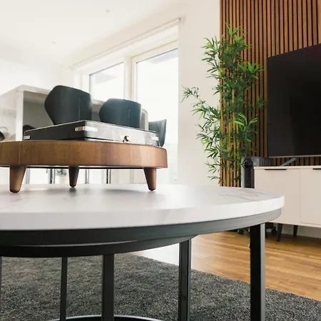 Manchester's Luxurious 2-bed Haven With Balcony - Canal Views & Proximity To United Апартаменты Манчестер