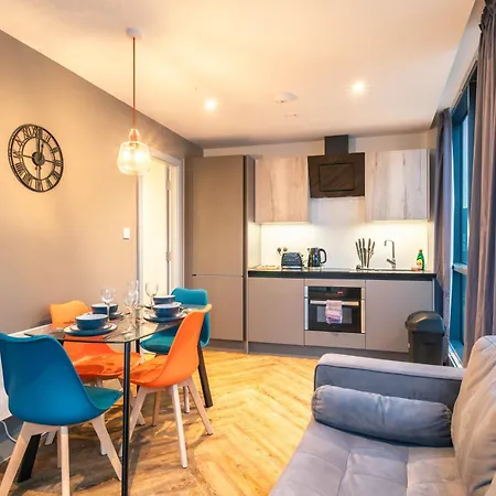 Fabulous 2 Bedroom In Centre Apartment *