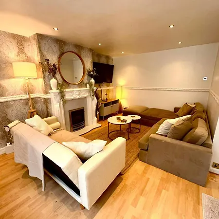 The Secret Garden Retreat With Hot Tub Manchester