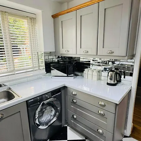 The Secret Garden Retreat With Hot Tub Semesterbostad