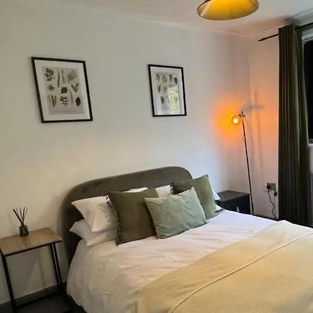 The Secret Garden Retreat With Hot Tub Manchester