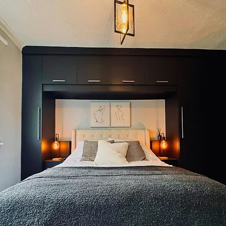 The Secret Garden Retreat With Hot Tub * Manchester