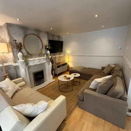 Semesterbostad The Secret Garden Retreat With Hot Tub Manchester