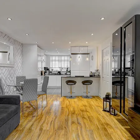 Stunning 1 Bed With Parking Pass The Keys