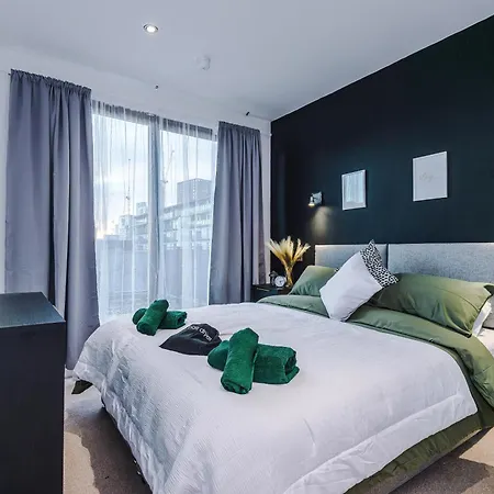 Daire Sleeps 8, Duplex Apartment, Pool Table, Balcony X2, Long Term Disc, Perfect For Groups Manchester
