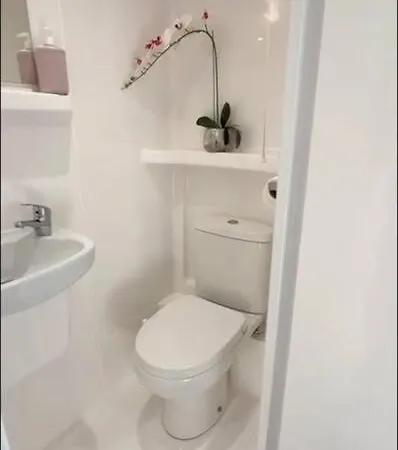 4-bed Retreat - Free Parking & Wifi בית נופש