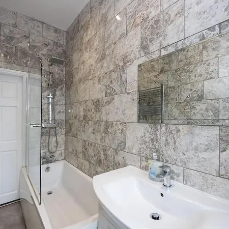 בית נופש 4-bed Retreat - Free Parking & Wifi