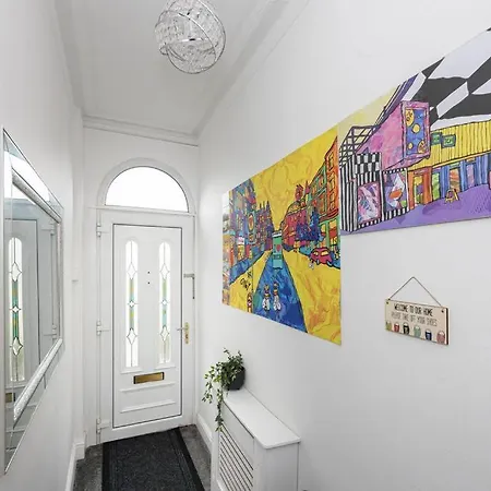4-bed Retreat - Free Parking & Wifi מנצ'סטר