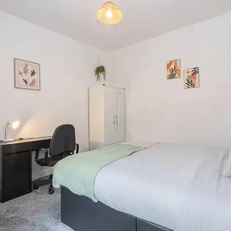 4-bed Retreat - Free Parking & Wifi בית נופש