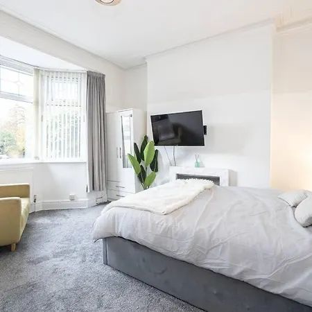 בית נופש 4-bed Retreat - Free Parking & Wifi