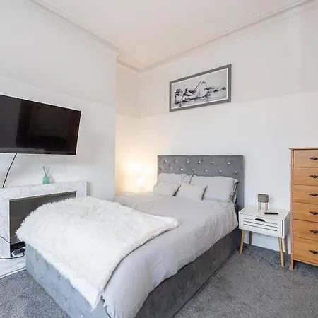 4-bed Retreat - Free Parking & Wifi בית נופש מנצ'סטר