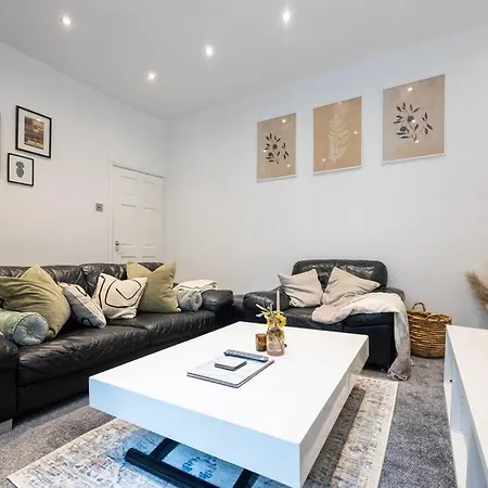 4-bed Retreat - Free Parking & Wifi * מנצ'סטר