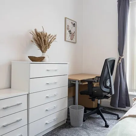 4-bed Retreat - Free Parking & Wifi מנצ'סטר