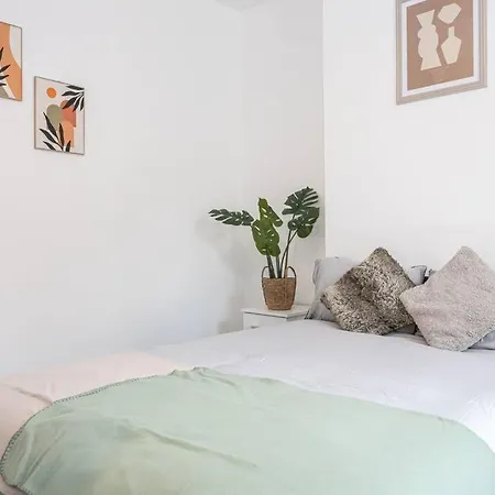 4-bed Retreat - Free Parking & Wifi מנצ'סטר