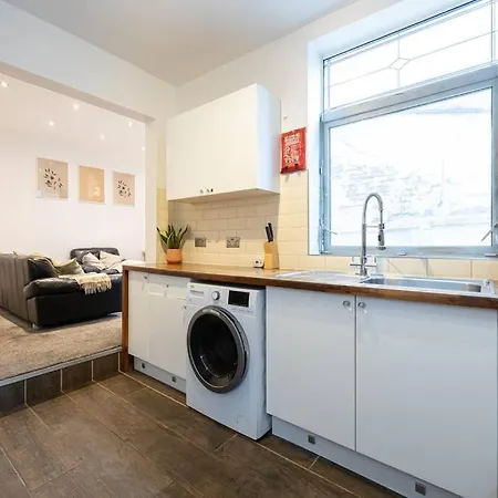 4-bed Retreat - Free Parking & Wifi בית נופש