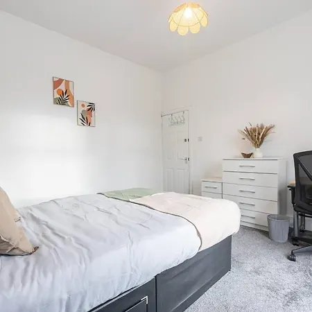 4-bed Retreat - Free Parking & Wifi מנצ'סטר