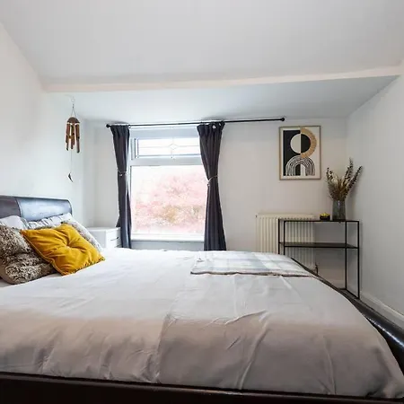 בית נופש 4-bed Retreat - Free Parking & Wifi מנצ'סטר
