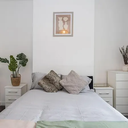 4-bed Retreat - Free Parking & Wifi מנצ'סטר