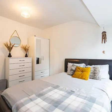 4-bed Retreat - Free Parking & Wifi * מנצ'סטר