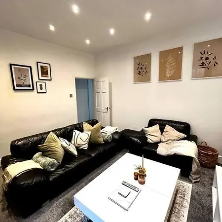 בית נופש 4-bed Retreat - Free Parking & Wifi