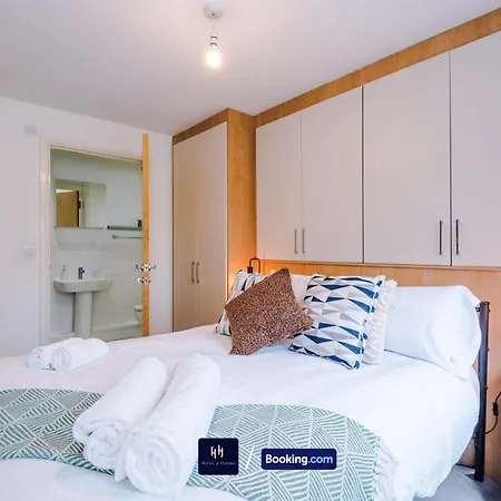 Large 3 Bed House Sleeps 7 By Host A Vakantiehuis Manchester
