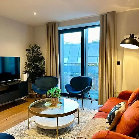 Апартаменты Stunning Centre Duplex With Free Parking