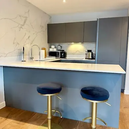 Stunning Centre Duplex With Free Parking