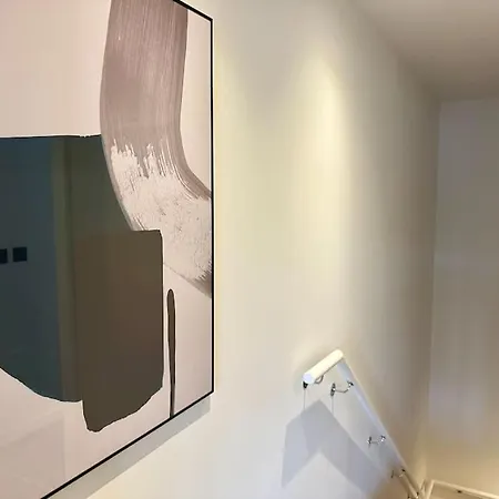 Stunning Centre Duplex With Free Parking