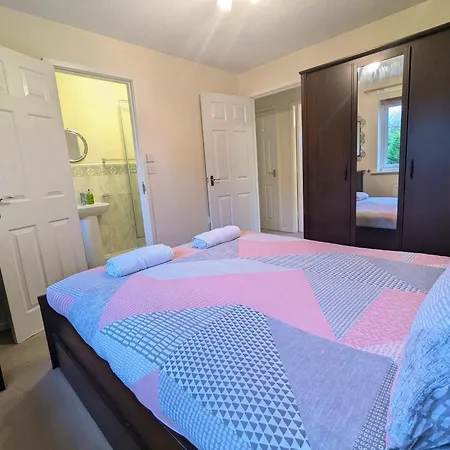 Сasa de vacaciones Spacious 4 Bed Riverside Mánchester