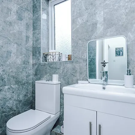 Apartman Sleeps 6, Pool Table, Free Parking, Perfect For Groups, Long Term Disc Manchester