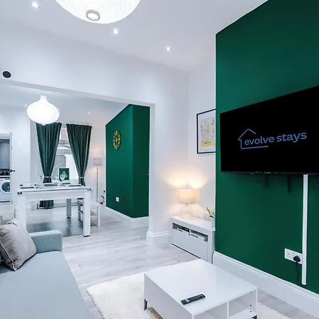 Sleeps 6, Pool Table, Free Parking, Perfect For Groups, Long Term Disc