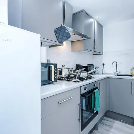 Sleeps 6, Pool Table, Free Parking, Perfect For Groups, Long Term Disc * Manchester