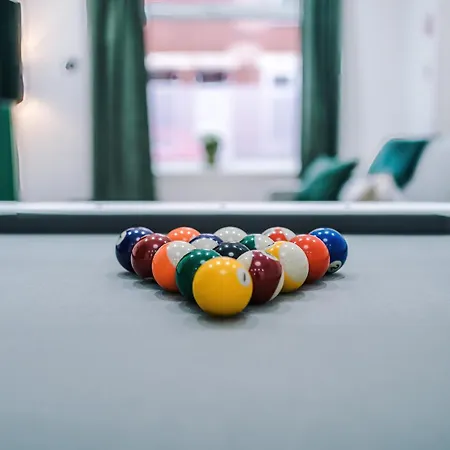 Sleeps 6, Pool Table, Free Parking, Perfect For Groups, Long Term Disc *