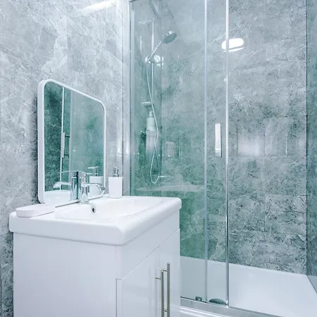 Apartman Sleeps 6, Pool Table, Free Parking, Perfect For Groups, Long Term Disc Manchester