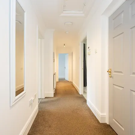 The Burton- Free Gated Parking Appartement