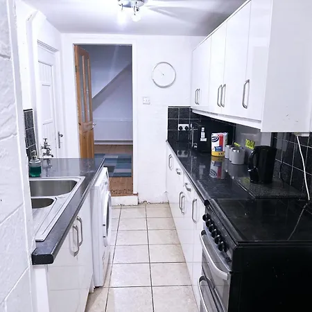 2dbed Close To Etihad Coop Live