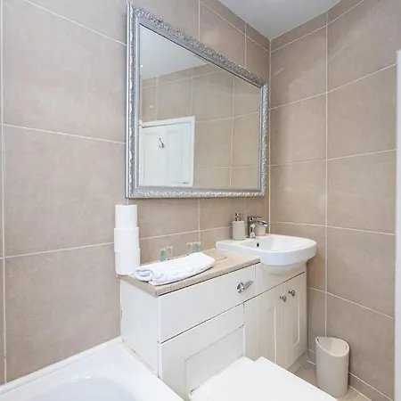 Hébergement de vacances Spacious 2-bed With Garden