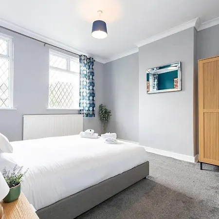 Spacious 2-bed With Garden Hébergement de vacances *