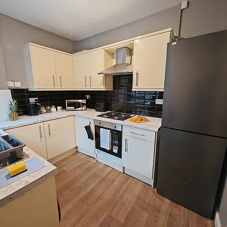 Modern 4 Bed House - Free Parking Manchester