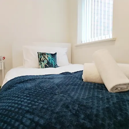 Dom wakacyjny Modern 4 Bed House - Free Parking