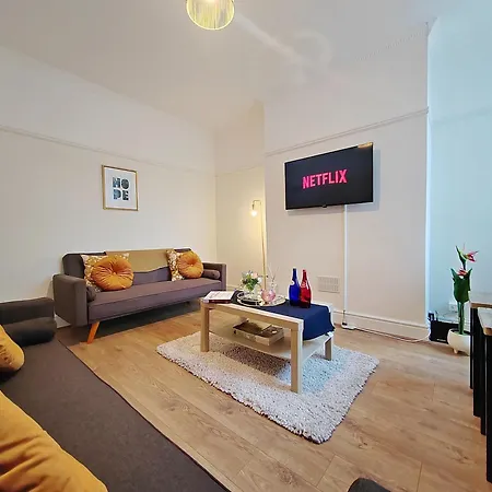 Modern 4 Bed House - Free Parking Holiday home Manchester