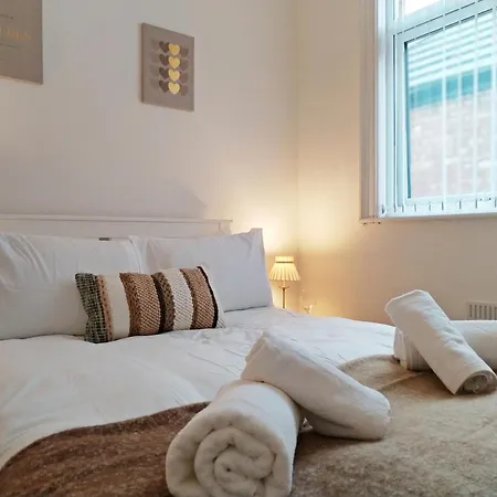 Holiday home Modern 4 Bed House - Free Parking Manchester
