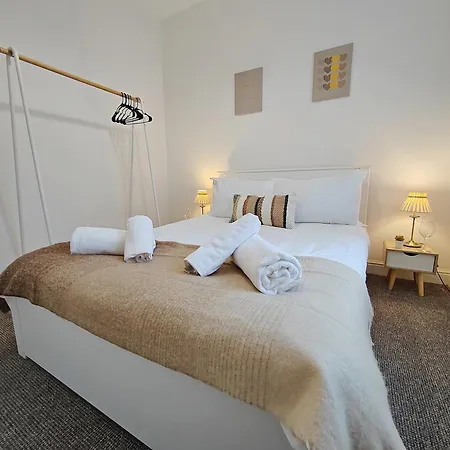 Modern 4 Bed House - Free Parking *